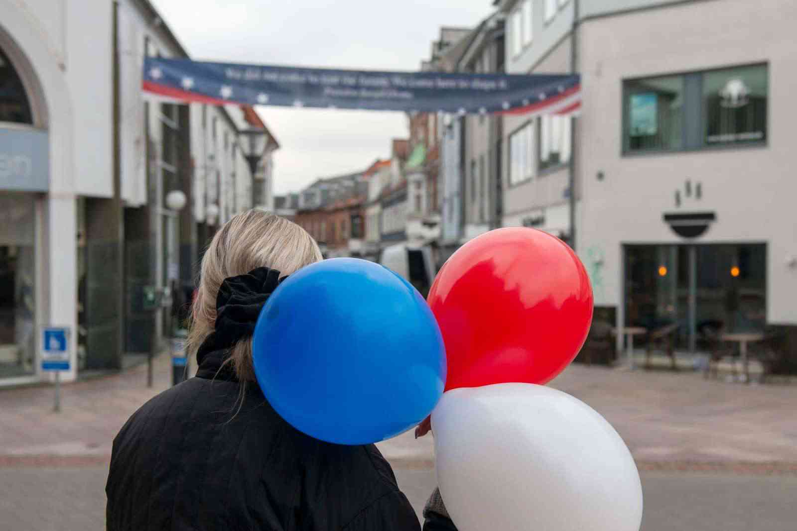 Gaden er pyntet med balloner og bannere. Fotograf Christian Lindgren