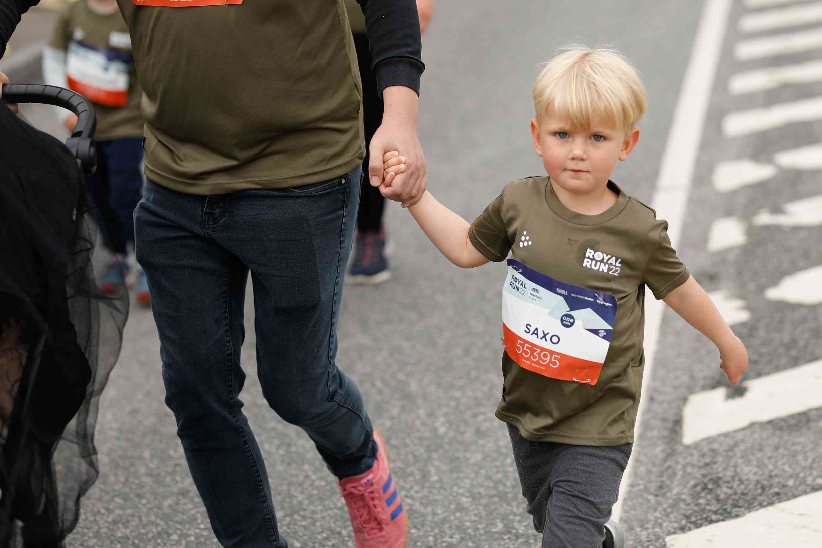 Lille blond dreng deltager i Royal Run