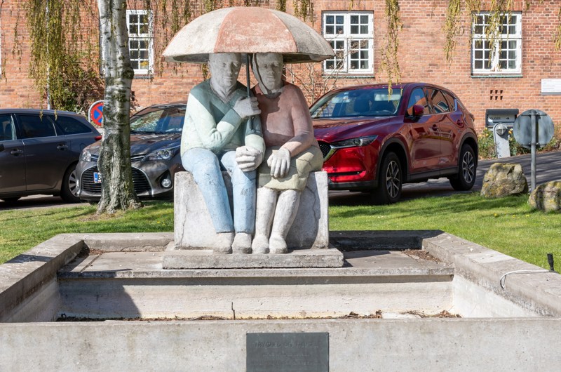 Statue af to ældre mennesker foran Munkebo