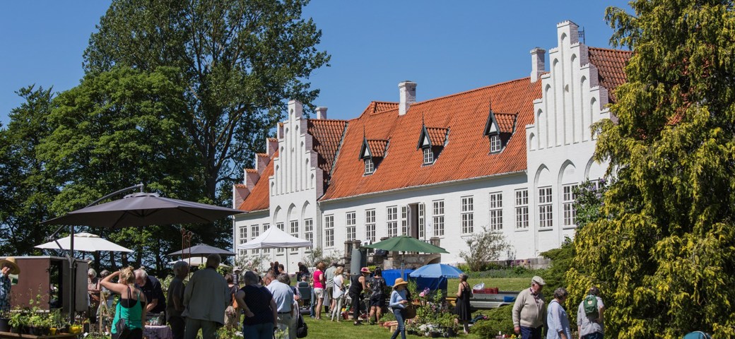 Flere besøgende til Rønnebæksholm Marked på en solskinsdag