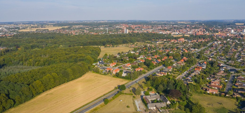Dronefoto af byen og Lille Næstved Ringvejen