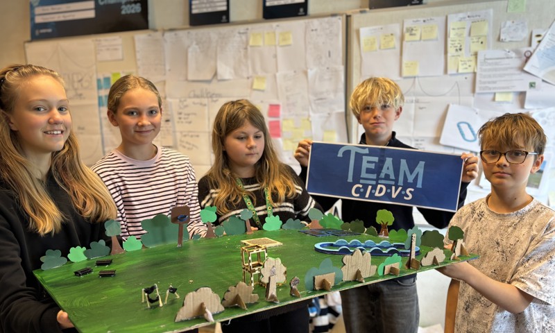 6. klasserne fra Fladsåskolen afdeling Mogenstrup deltager i lokalfinalerne i Projekt Edison. Dicte, Sigrid, Isabella, Villum og Cornelius fra 6.B. deltager med en idé om en stor aktivitetspark for børn og unge i Mogenstrup.