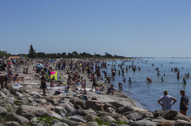 badegæster på stranden ved Enø