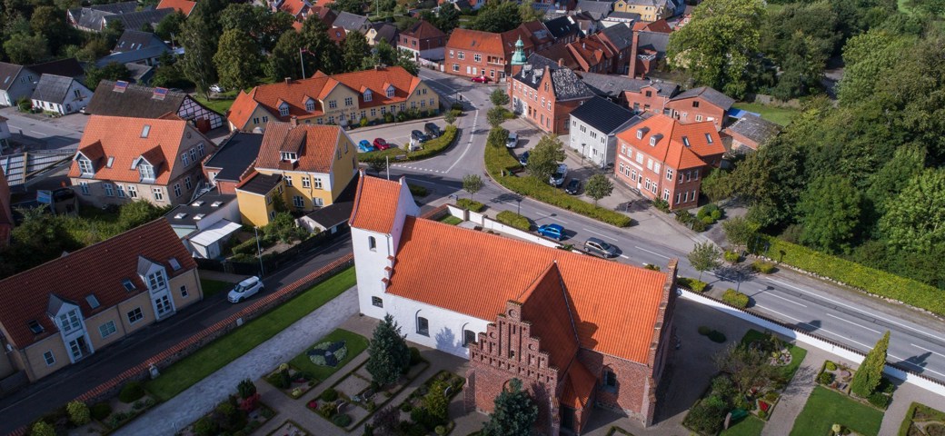 Dronefoto af området omkring Fuglebjerg Kirke