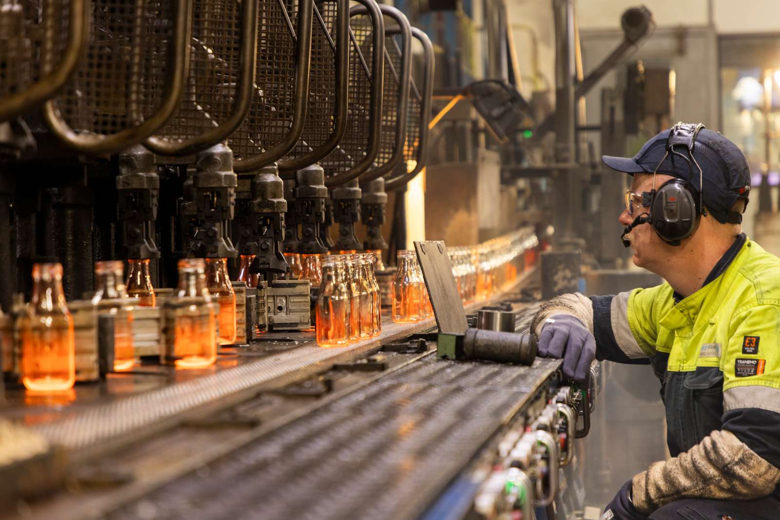 Medarbejder holder opsyn med fremstilling af glas
