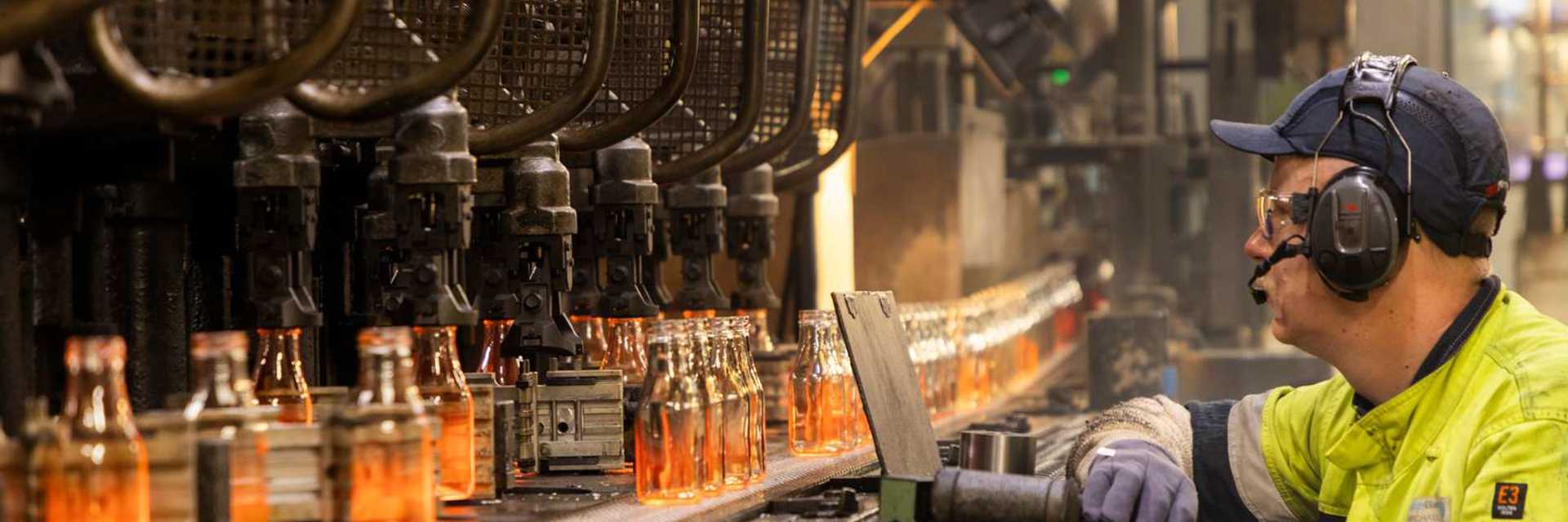 Medarbejder holder opsyn med fremstilling af glas