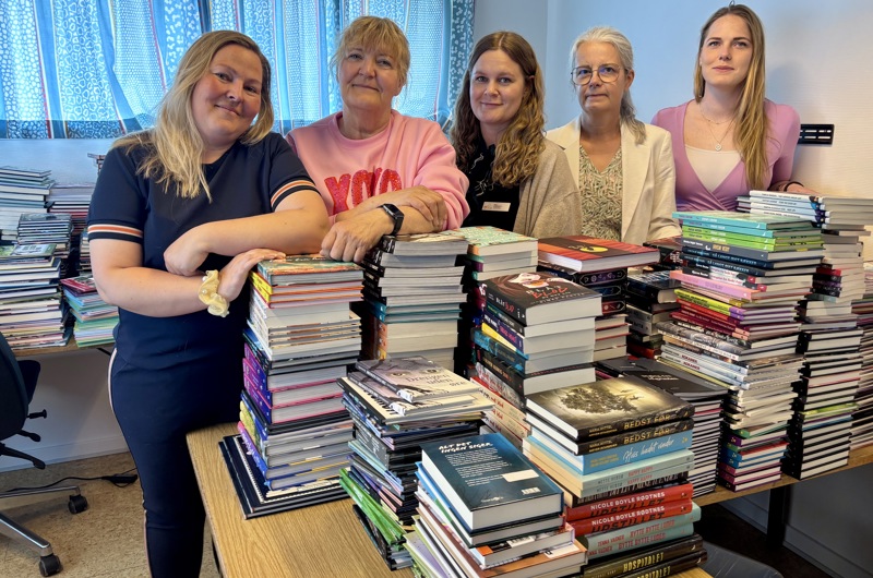 Skolebibliotekarer og børnekulturformidlere med nogle af de store stakke af bøger, de har købt ind til Vesterlandsskolens skolebiblioteker