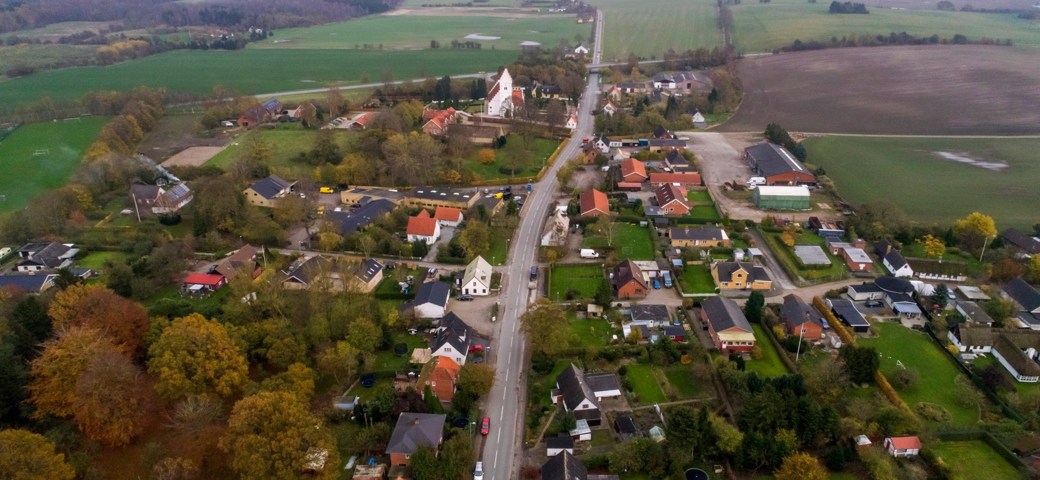 Dronefoto Over Herlufmagle by hvor kirken titter frem