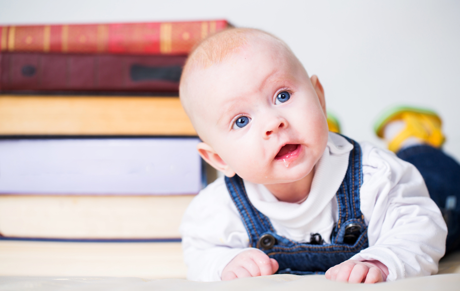 baby liggende på maven med løftet hoved
