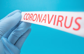 Coronavirus hånd i handske med seddel