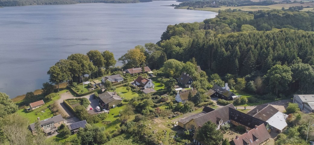 Dronefoto af Kællerød med søen i baggrunden