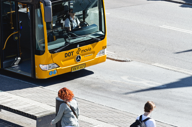 Gul movia bus og nogle fodgængere