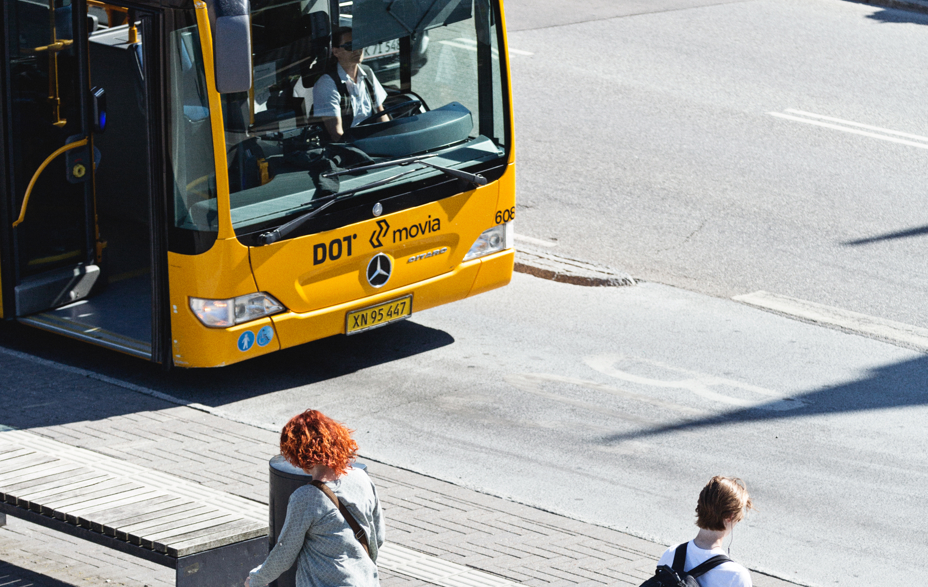 Gul movia bus og nogle fodgængere