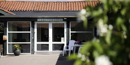 Bakkegården hovedindgangen lukket dør