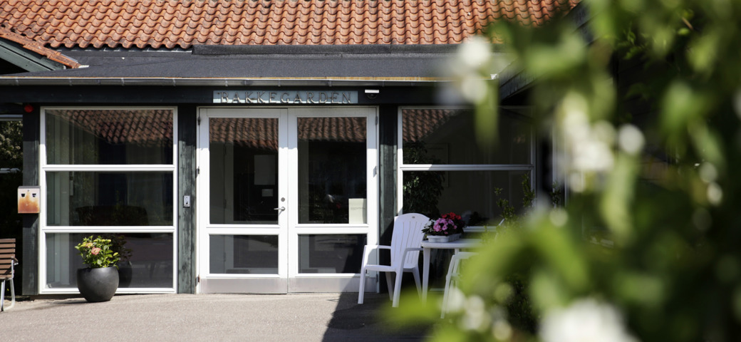 Bakkegården hovedindgangen lukket dør