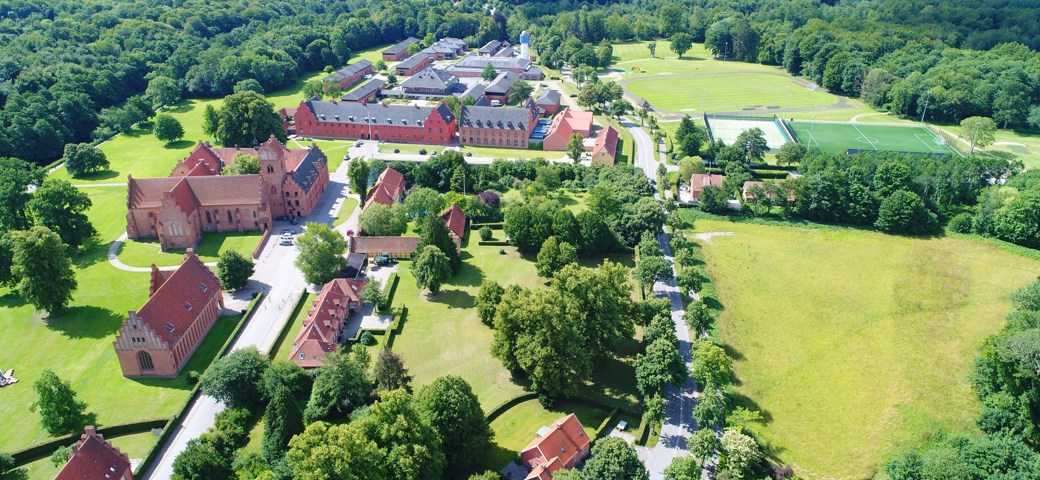 Dronefoto af Herlufsholm skolebygningerne