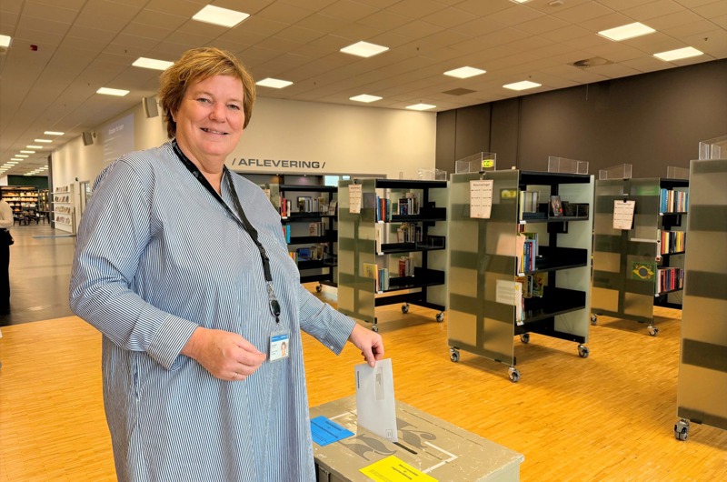 Foto af valgansvarlig i Næstved Kommune Gitte Nonbo, der brevstemmer.