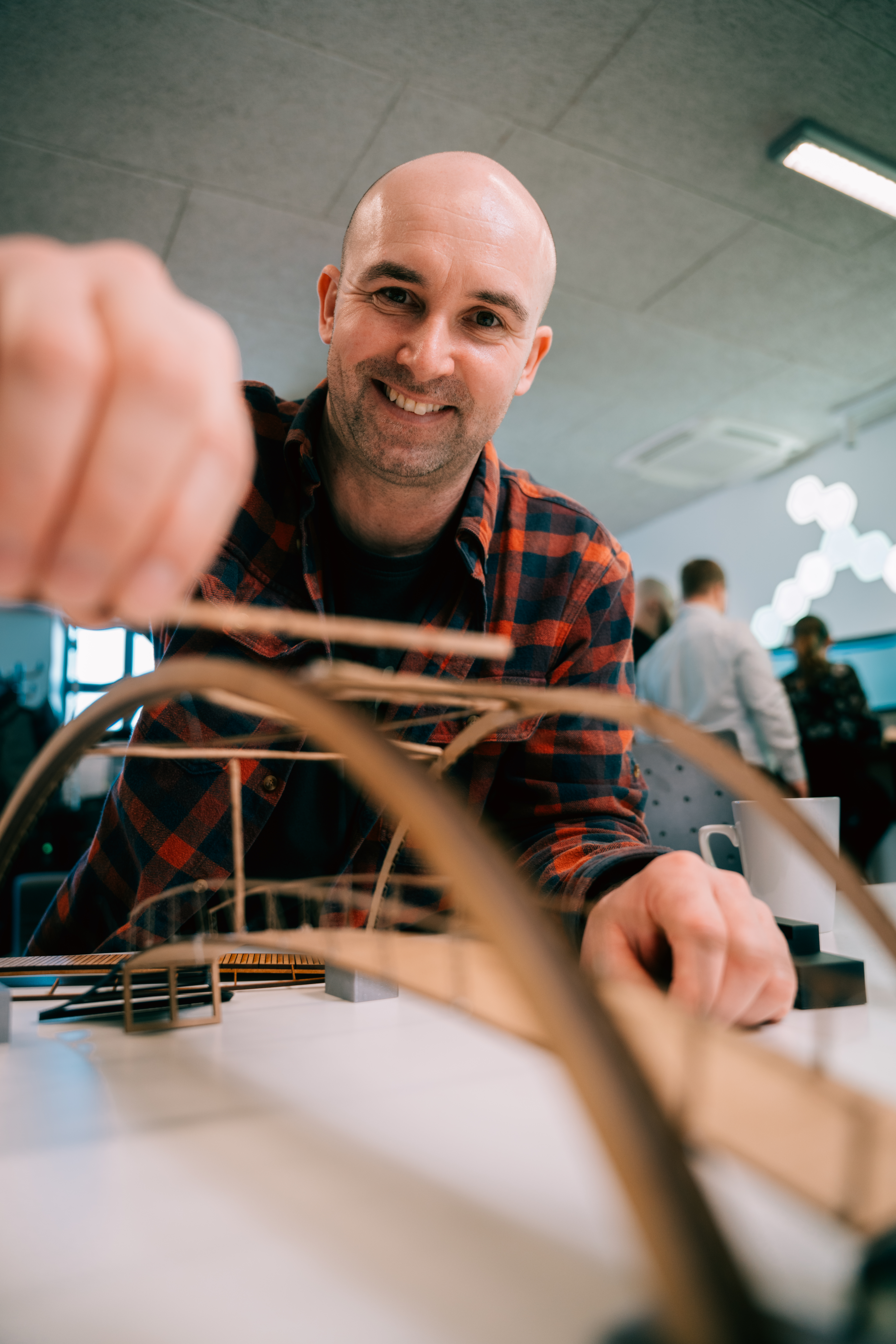 En mand bygger en model af en bro