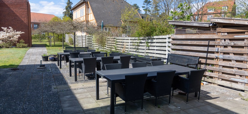 Terrasse med sorte kurvemøbler