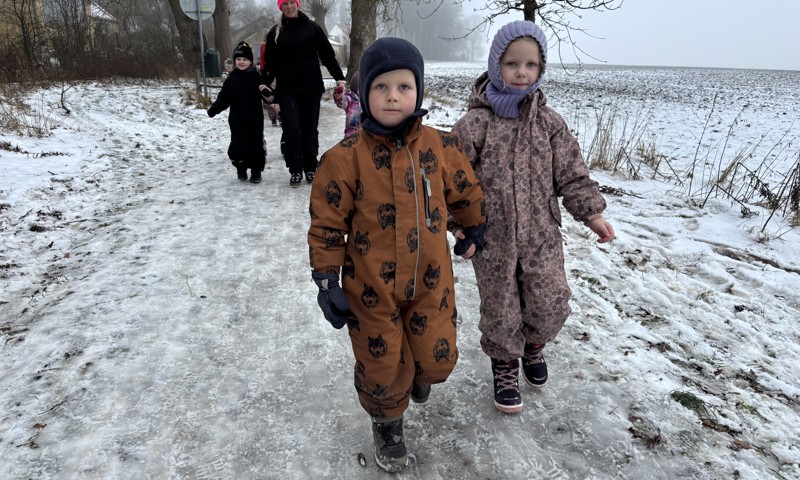 Ovaldus og Iben fra Børnehuset Mælkebøtten gik 4,8 kilometer i Fensmark, hvilket svarer til 96 kroner per barn til Danmarks Indsamling. Foto: Næstved Kommune