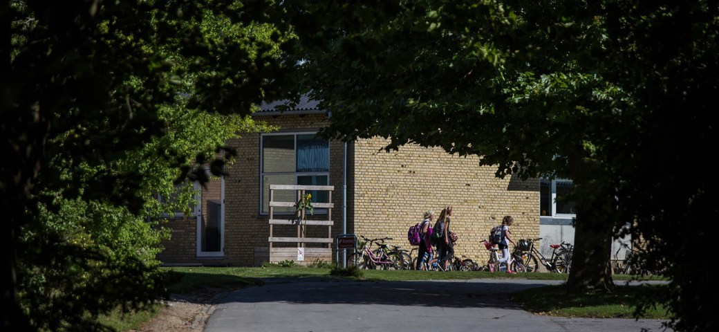 Børn går ved skolen i Glumsø