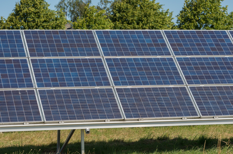 Billede af solceller, opstilling på mark