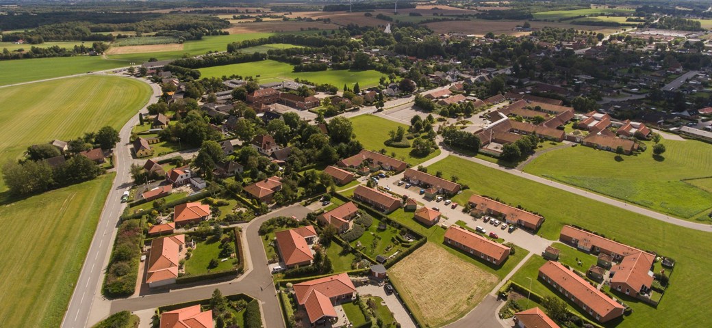 Dronefoto af boligkvarter i Herlufmagle