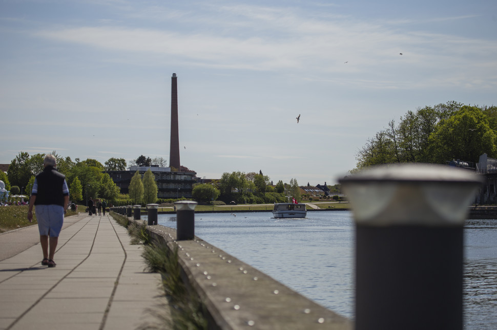 Promenaden langs kanalen i Næstved med båden Friheden