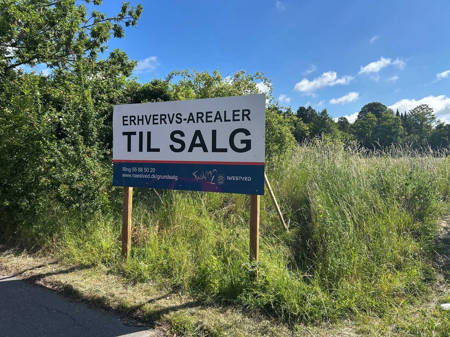 Billede af skilt ved Smedevænget 32 - opsat ved vejen Industrivangen
