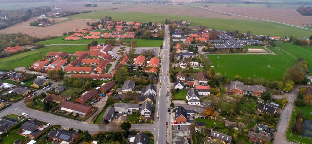 Dronefoto af hovedgaden igennem Herlufmagle 