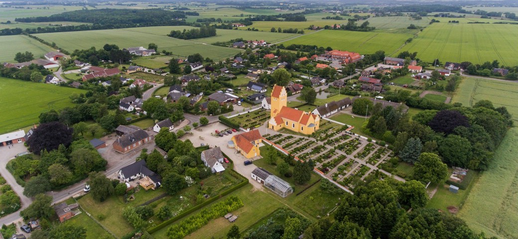 Dronefoto Af Hammer med den gule kirke i midten