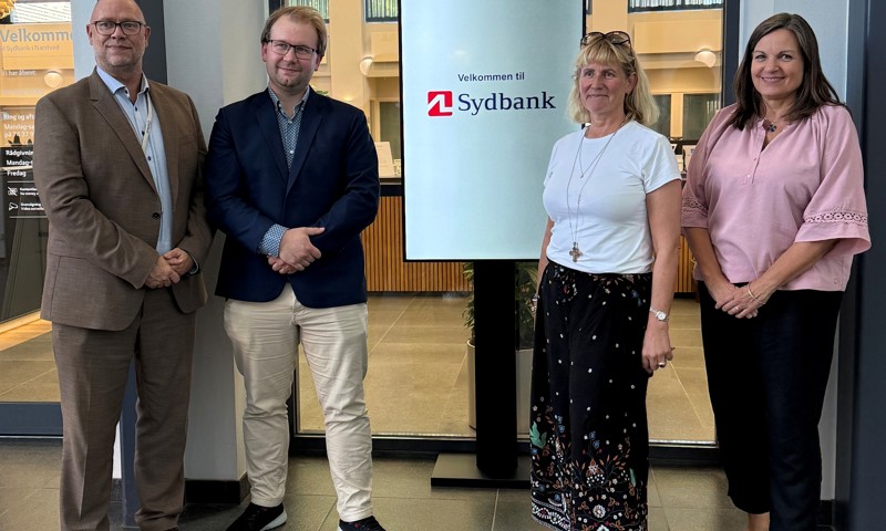 På billedet er det fra venstre medlem af komitéen Kasper Bæk, som til daglig er områdedirektør i AL Sydbank, formand for Ældre- og Omsorgsudvalget i Næstved Kommune Nickolai Hamann, bestyrelsesmedlem fra Trelleborg Fonden Cathrine Riegels Gudbergsen og leder hos Frivilligcenter Næstved Maria Lindahl Strøm.