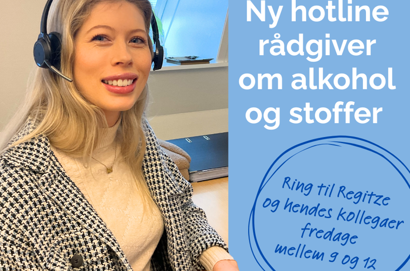 Kvinde sidder med headset og smiler.