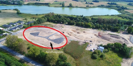 Dronefoto med markering af parcelhusområdet 