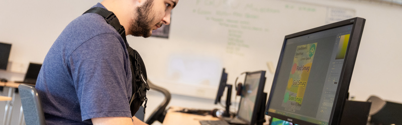 En mand arbejder på en computer