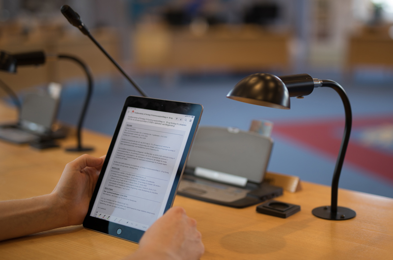 Billede af en dagsorden i byrådssalen