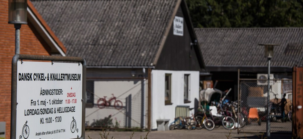 Skiltning ved indgangen til Dansk Cykel Og Knallert Museum