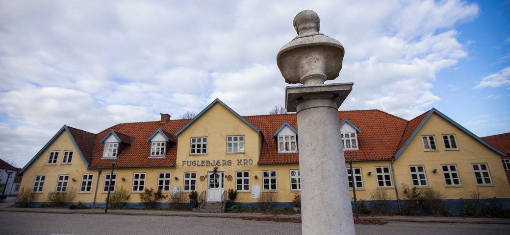 Indgangen til Fuglerbjerg Kro med busten foran