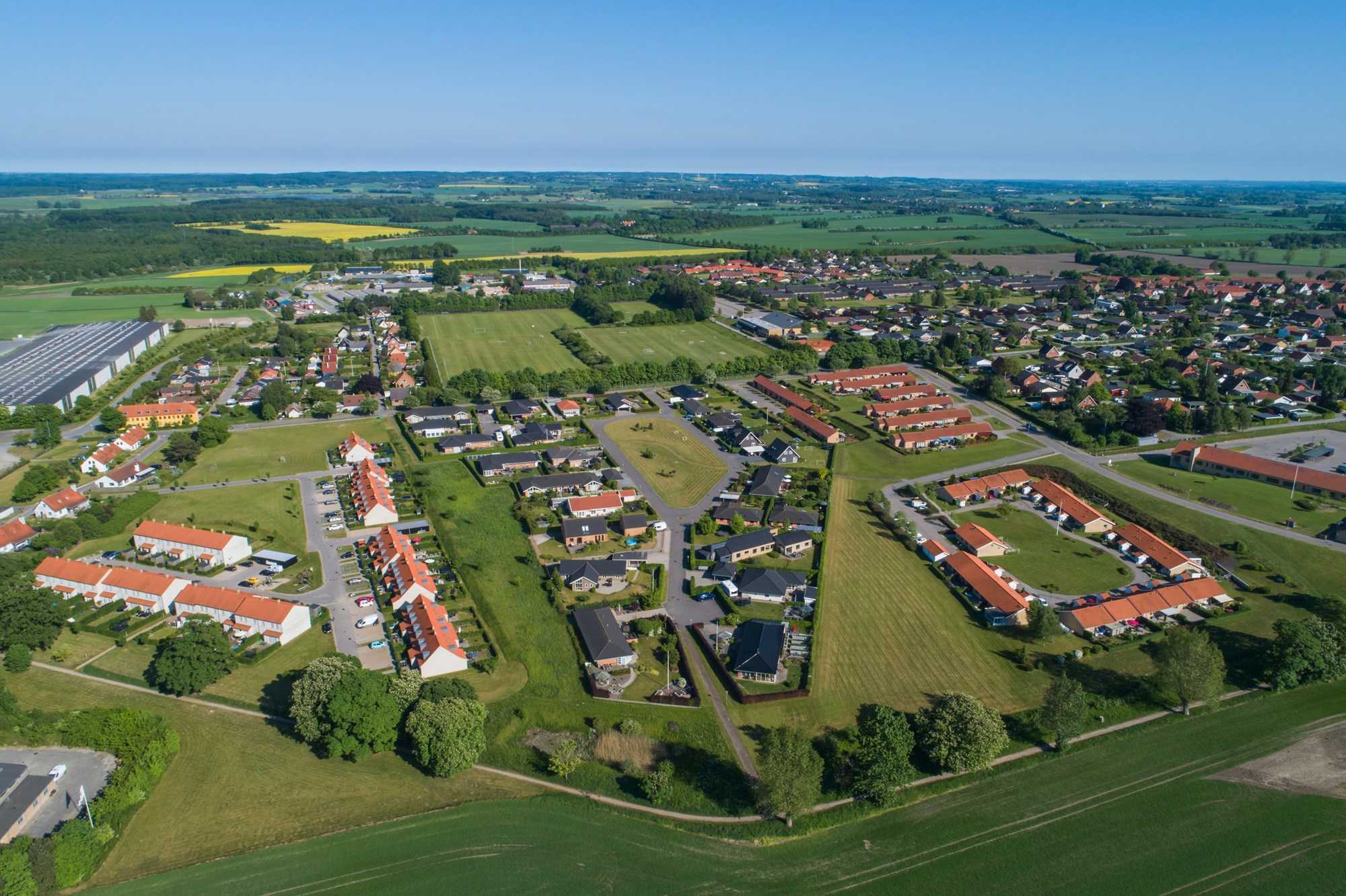 Dronefoto af Fensmark Boligkvarter