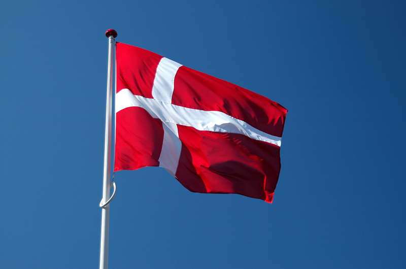 Det danske rød/hvide flag i en flagstang