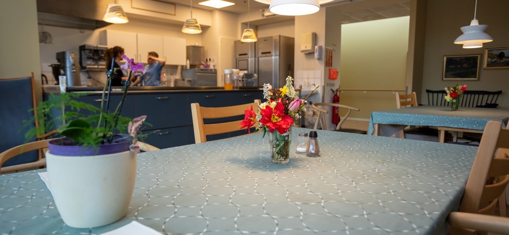 Opholdsstue med blomster på bordene