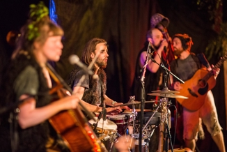 Et band spiller og synger