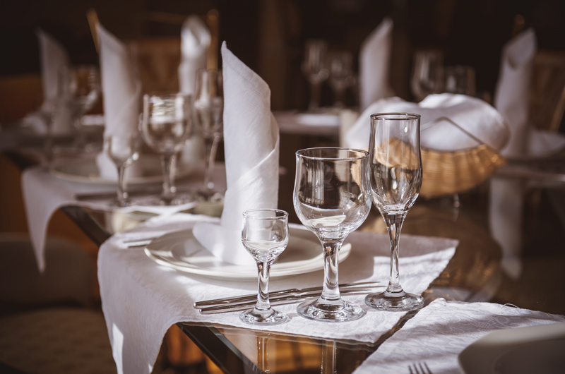 Billede fra colourbox af et opdækket bord