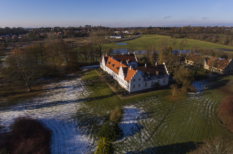 Luftfoto af herregården og kunsthallen Rønnebæksholm