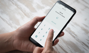 Mobiltelefon der er ved at logge ind på NemId Mobiltelefon der er ved at logge ind på NemId