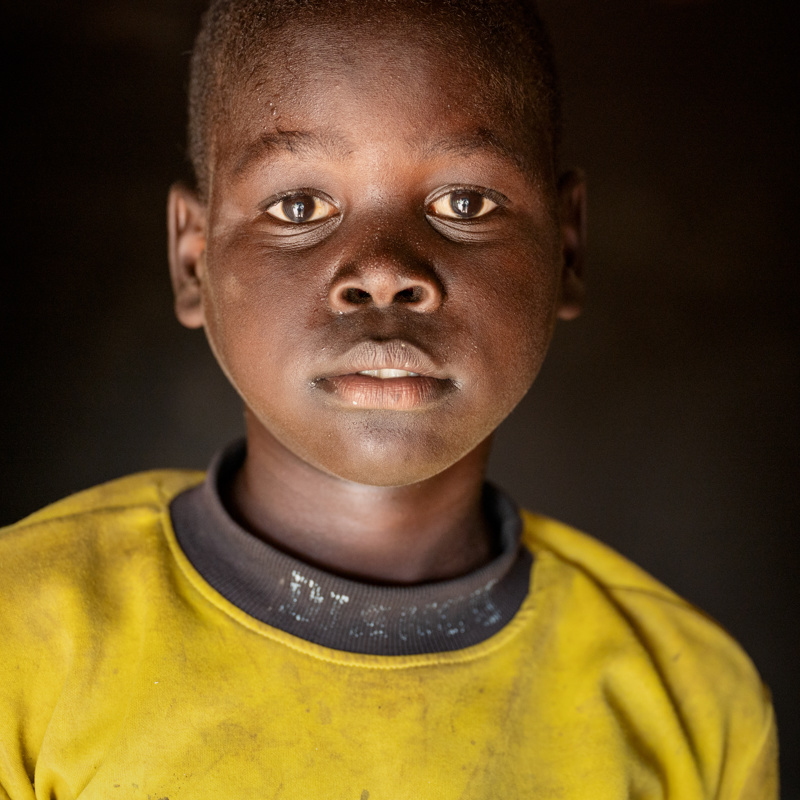 Dreng fra Uganda i gul t-shirt