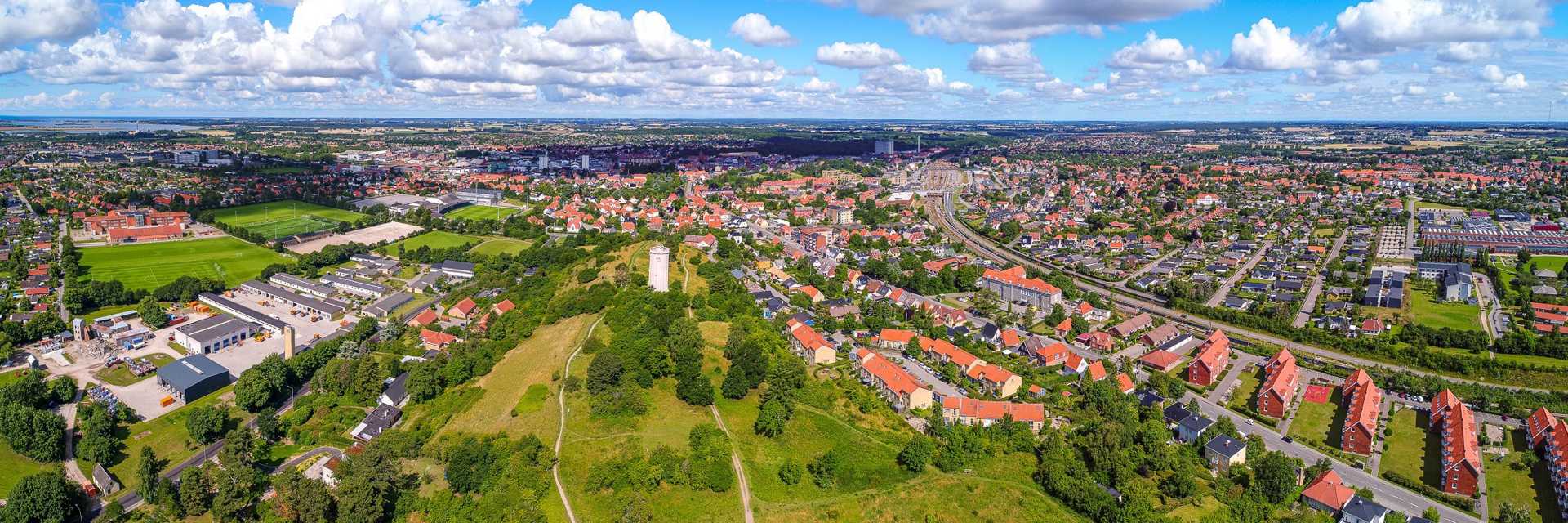 Dronefoto over byen