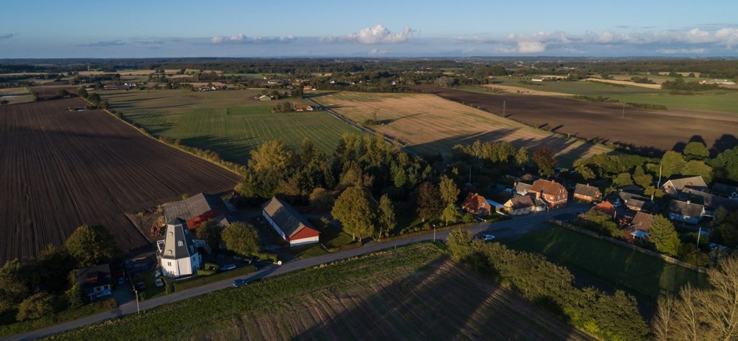 Dronefoto af Sneslev mølle og bebyggelse