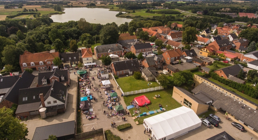 Dronefoto over Tystrup by med søen i baggrunden