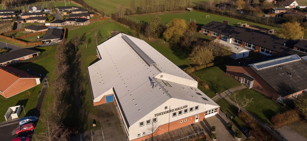 dronefoto over Sportshallen i Toksværd